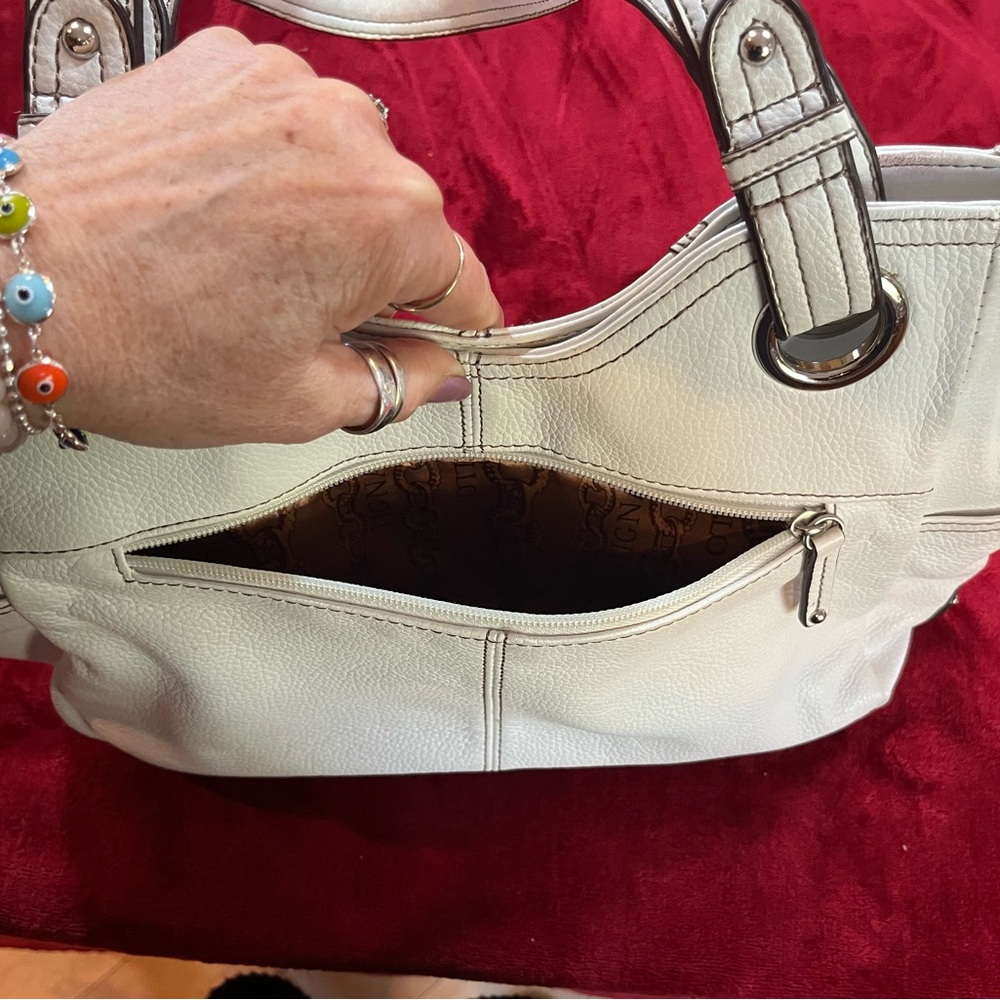 Chic White Leather Handbag - Picture 9 of 13